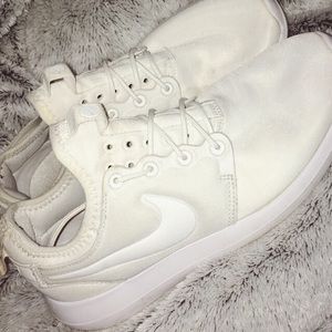 White Nike Roshe 2